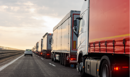 fila de camiones de transporte